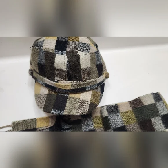 Plaid scarf and matching hat set in a checkered pattern with colors of brown - Picture 6 of 13